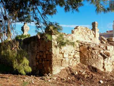 �Qui ci ho battezzato l�ultimo dei miei figli, nonostante gi� all�epoca l�edificio fosse malmesso -  ricorda il signore -. Purtroppo tra l�800 e il 900 a causa di un�alluvione si verific� il crollo di parte della cinta muraria. La chiesetta si salv� in parte, ma da quel momento si assistette al degrado del complesso�